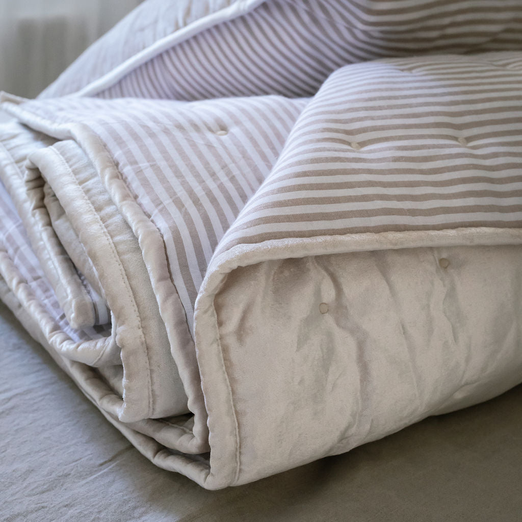 Dainty Pearl Cotton Velvet Throw