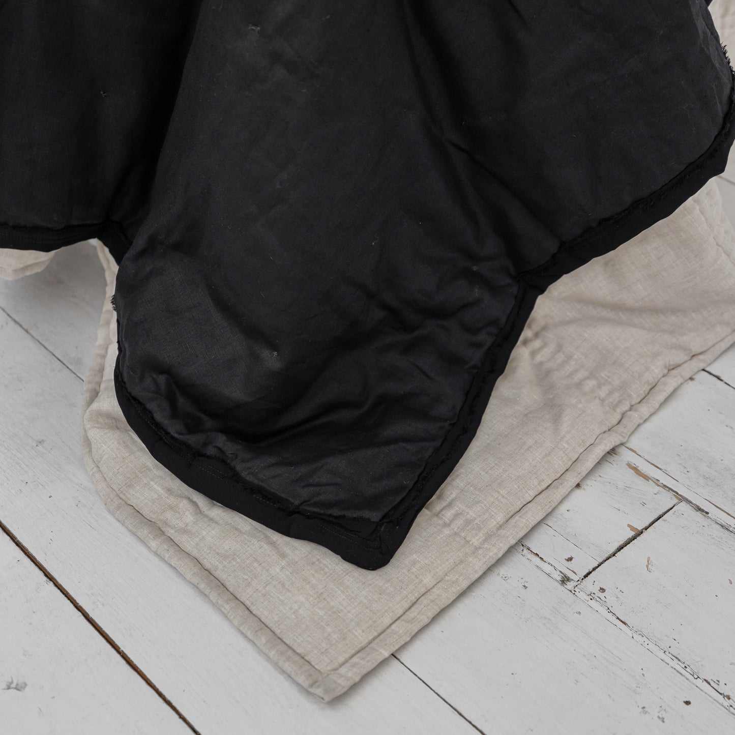 Pomp Black Linen Throw Set